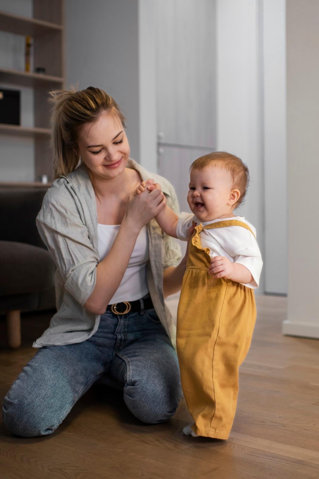 Junge Familie mit Kind zuhause